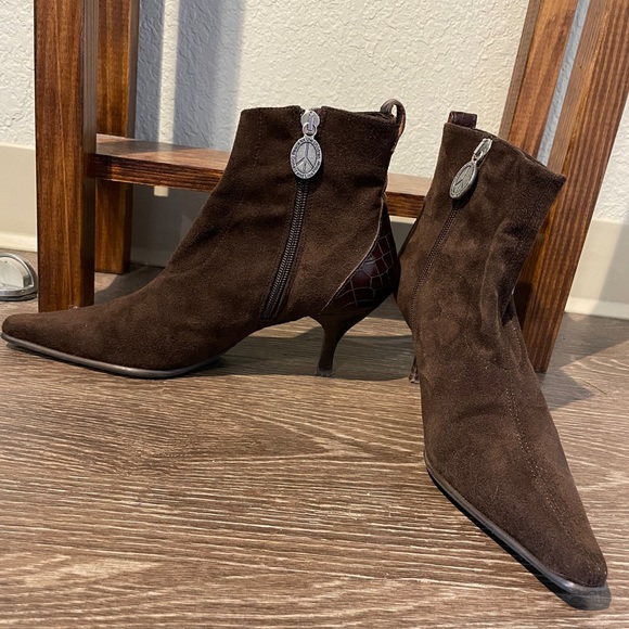 Donald J. Pliner Lola S495 Suede Boots Chocolate Brown Kitty Heels Size7 - Picture 4 of 7